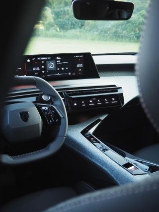 Kdo bude šťastným výhercem a usedne na víkend za volant #Peugeot5008? 👉 #peugeot #peugeot5008 #5008 #suv #peugeotfans...